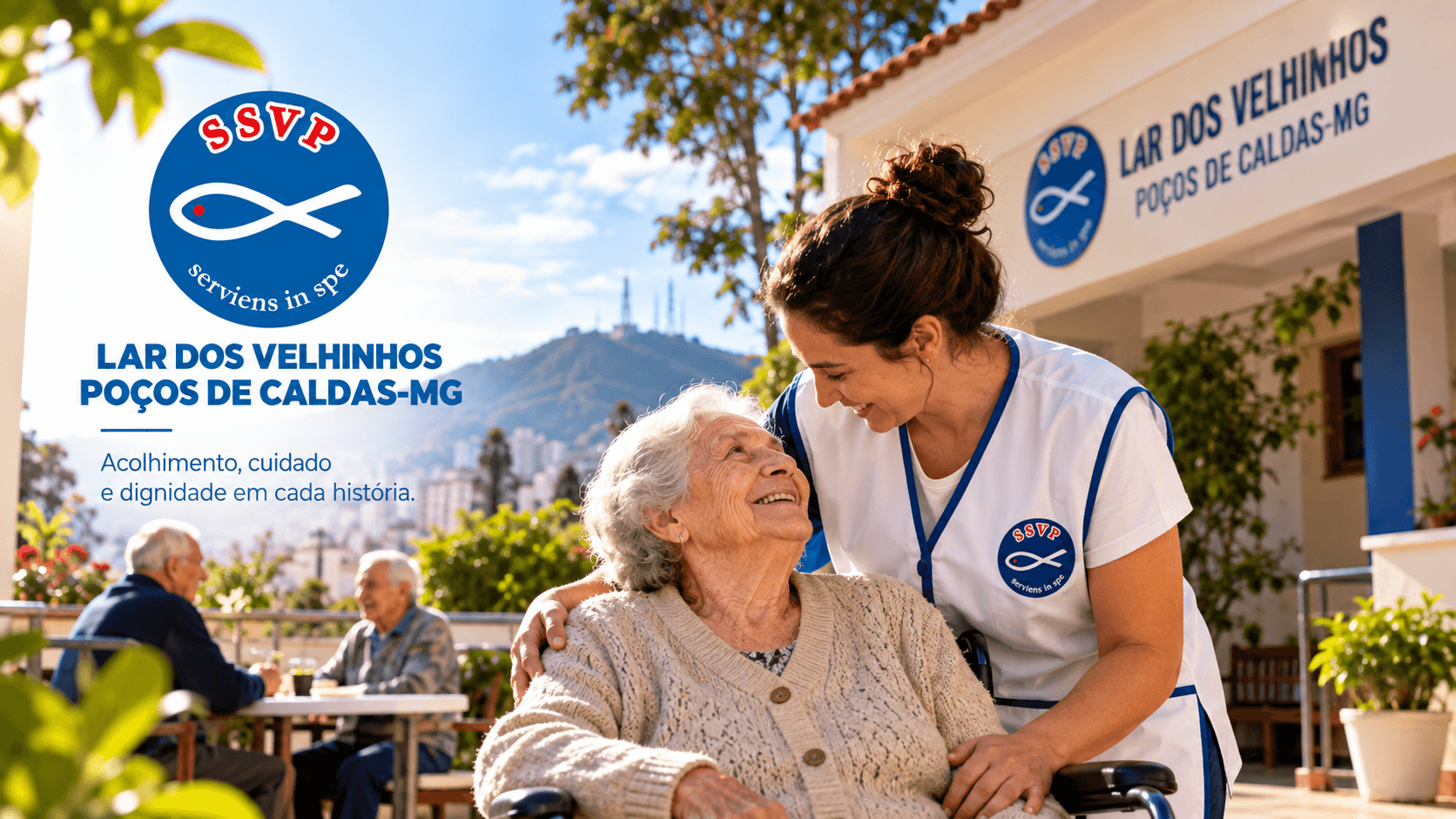 Uma cuidadora e uma senhora idosa sorrindo uma para a outra diante do Lar dos Velhinhos de Poços de Caldas.